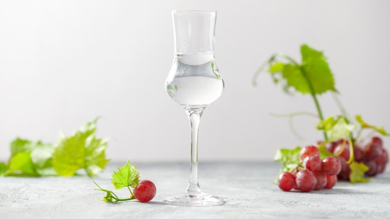Da acquavite medicinale a prodotto di pregio: storia e miti della Grappa