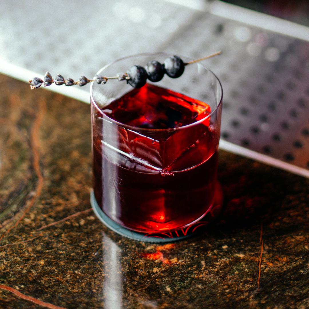 Tutti i segreti dello Sloe Gin, il liquore che non è un gin